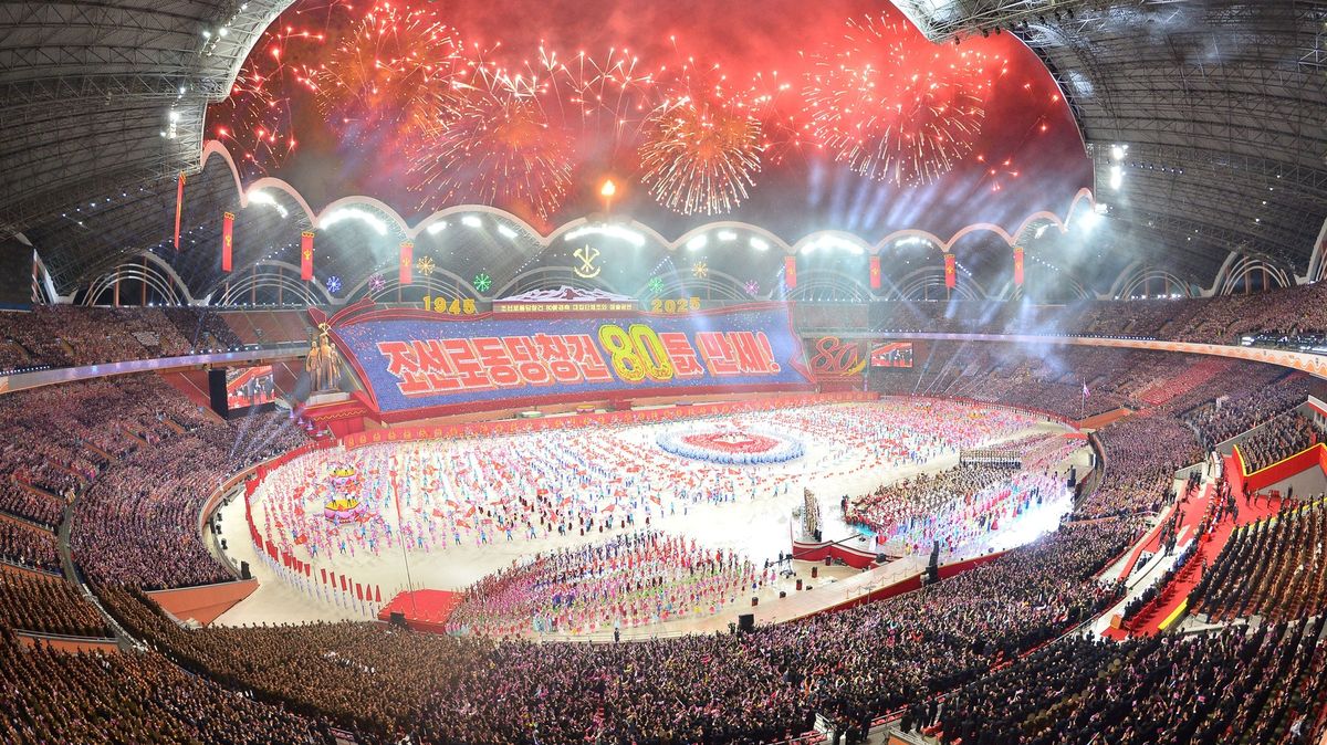 Fotky: KLDR slaví 80 let vládnoucí strany. Dorazil i Medveděv